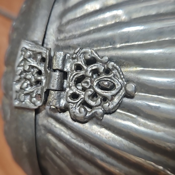 Shell-shaped silver-tone Vintage Clutch with Chain - Picture 3 of 9